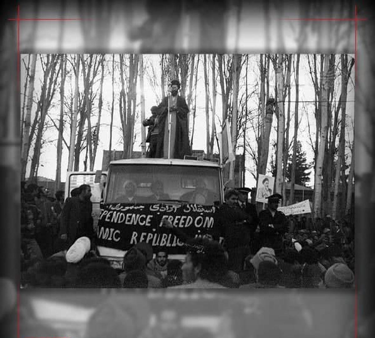عکس/ رهبری در تظاهرات علیه رژیم پهلوی