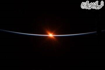 عکس/ لحظه طلوع خورشید از فضا