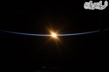 عکس/ لحظه طلوع خورشید از فضا