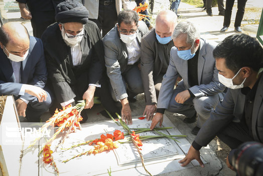 تصاویر/ مراسم غباروبی و عطر افشانی مزار شهدای قیام هفدهم شهریور