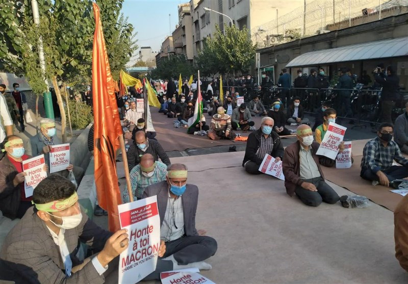 برگزاری تجمع اعتراضی مقابل سفارت فرانسه + تصاویر