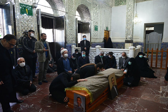 پیکر علی اصغر زارعی پس از طواف در حرم حضرت عبدالعظیم حسنی(ع) به خاک سپرده شد