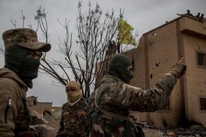 یورش شبه نظامیان وابسته به آمریکا به یک منطقه در حومه الرقه سوریه