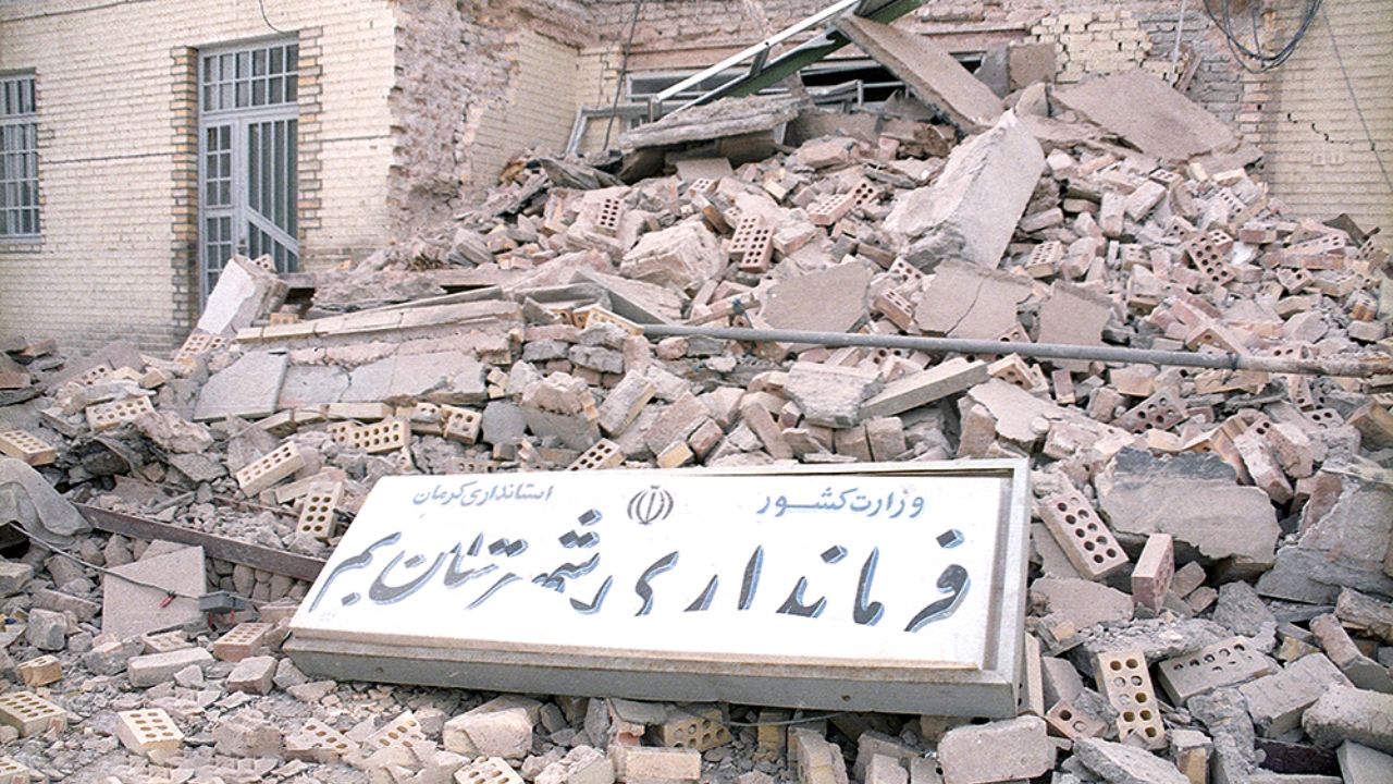 فیلم/ حضور رهبرانقلاب با لباس مبدل در مناطق زلزله‌زده بم