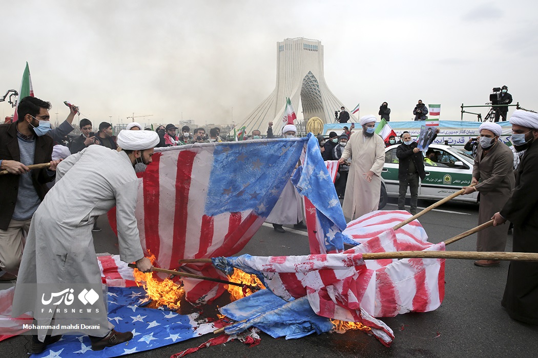 عکس/ روحانیون پای کار آتش زدن پرچم آمریکا