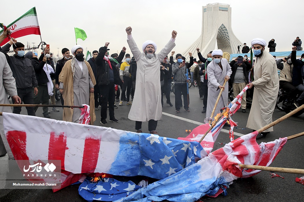 عکس/ روحانیون پای کار آتش زدن پرچم آمریکا
