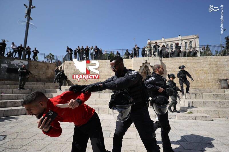 لحظه حمله نیروهای اسرائیلی به خبرنگار فلسطینی +عکس