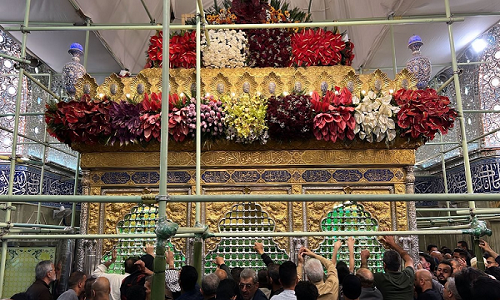 همزمان با اعیاد شعبانیه حرم‌های کربلا با ۳ هزار شاخه گل تزئین شد+عکس