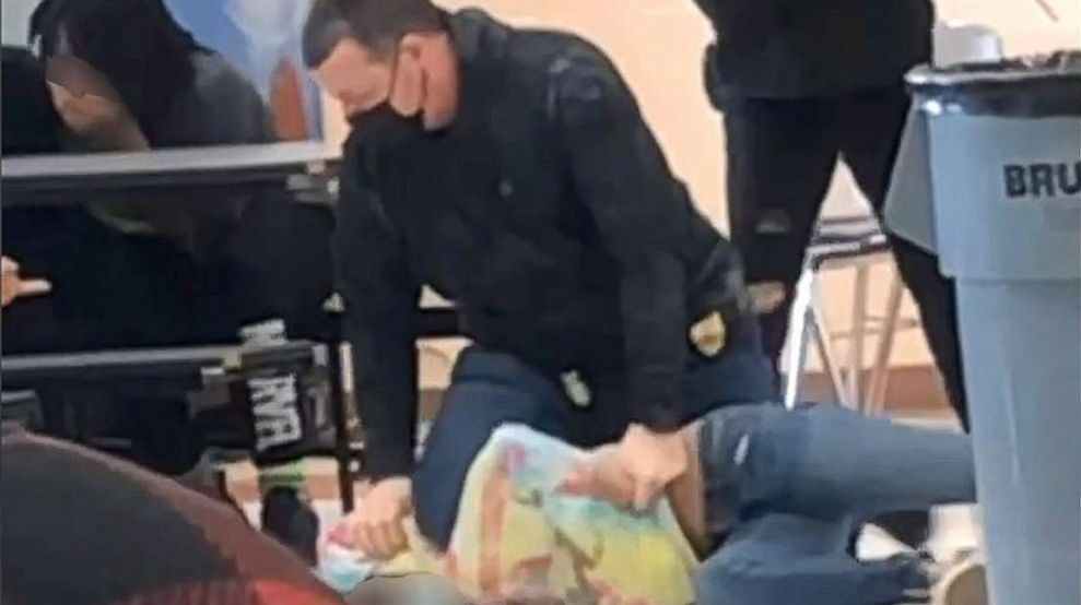 جنجال جدید پلیس آمریکا با پا گذاشتن بر گردن دختر 12 ساله+تصاویر