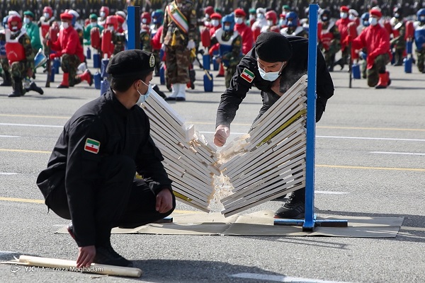 عکس/ قدرت یک نیروی جوان ارتش ایران