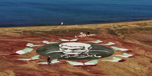 رونمایی از فرش خاکی تمثال حاج قاسم در جزیره هرمز+عکس