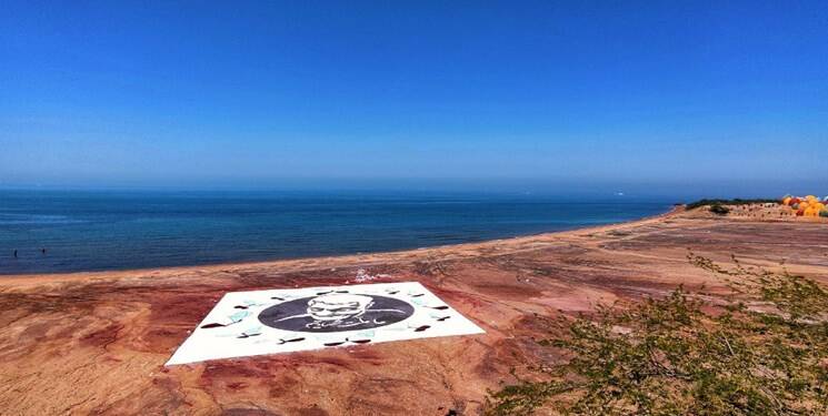 رونمایی از فرش خاکی تمثال حاج قاسم در جزیره هرمز+عکس