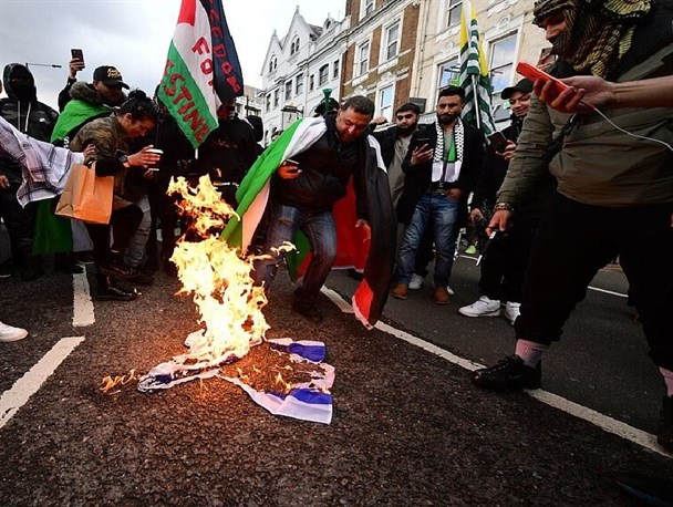 به آتش کشیده شدن پرچم رژیم صهیوینیستی در لندن