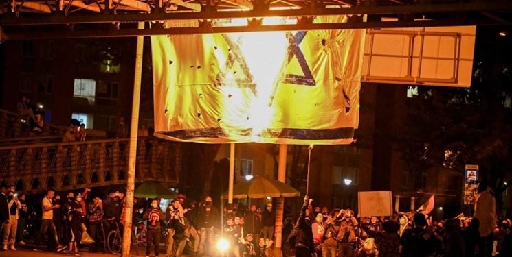 پرچم اسرائیل در کلمبیا به آتش کشیده شد