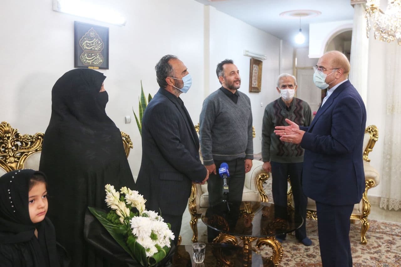 حضور رئیس مجلس در منزل شهید محمدشاهی