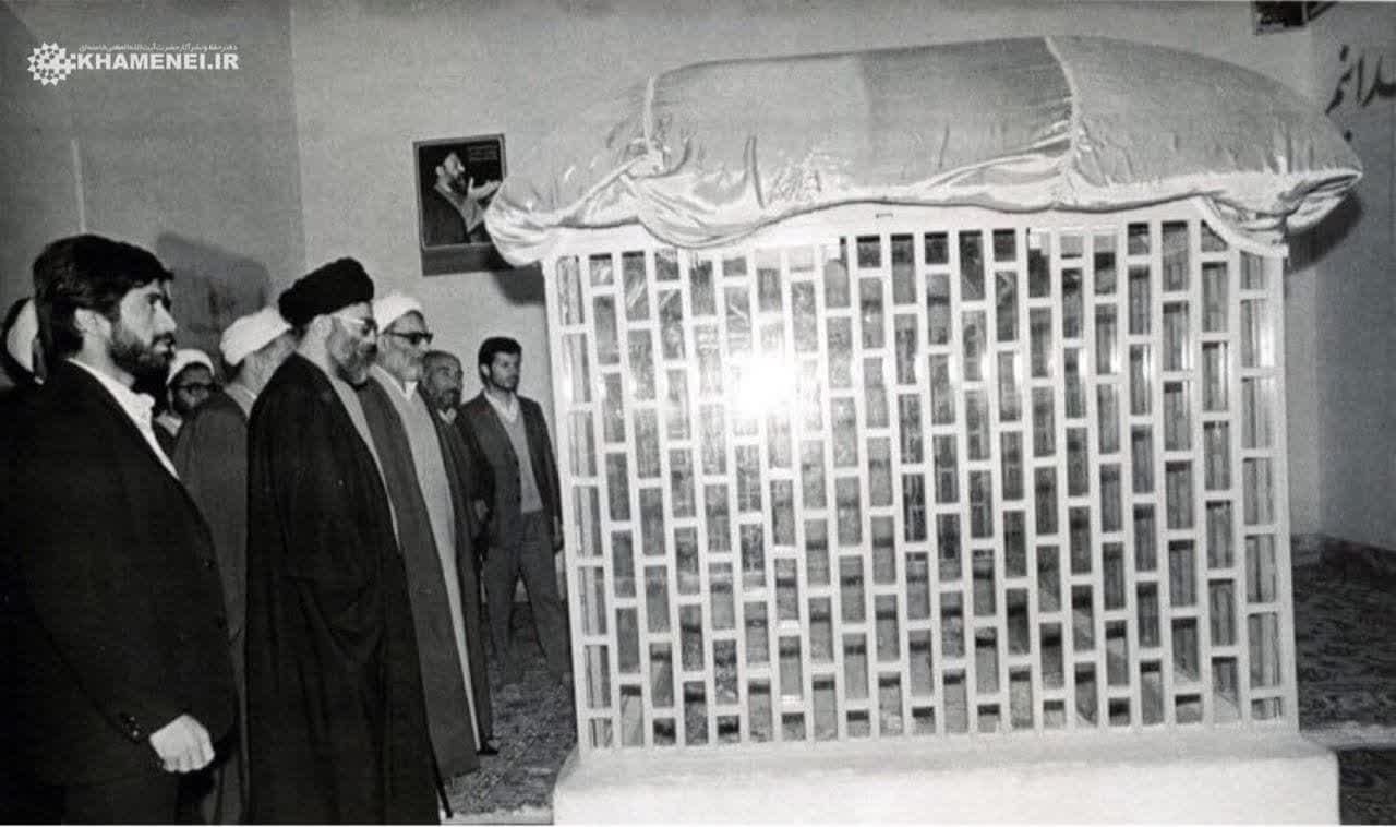 تصویری از رهبرانقلاب در کنار مزار شهید مدرس
