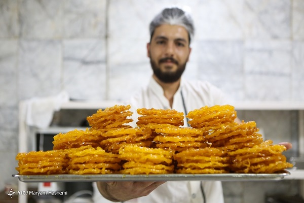 تصاویر/تهیه زولبیا و بامیه مخصوص ماه رمضان