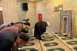 برپایی نماز جماعت در مترو تهران طی ماه رمضان