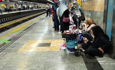فروش کالای ضد حجاب اسلامی در مترو!؟/آیا مسئولان خبر دارند؟