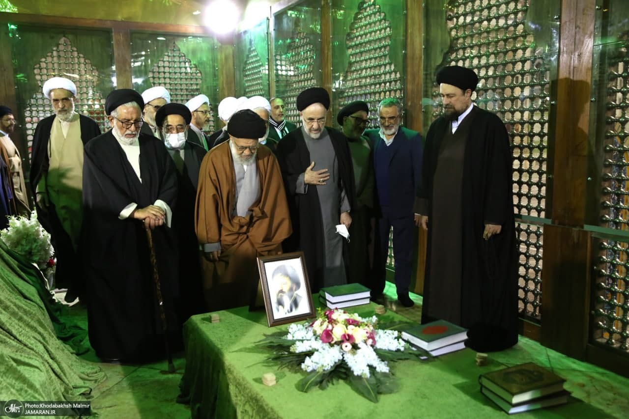 تجدید میثاق اعضای تشکل حامی فتنه با آرمان های امام!/خاتمی در داخل ضریح حرم!/حرم حضرت روح الله ملک شخصی سید حسن؟!+تصاویر تجدید میثاق اعضای تشکل حامی فتنه با آرمان های امام!/خاتمی در داخل ضریح حرم!/حرم حضرت روح الله ملک شخصی سید حسن؟!+تصاویر