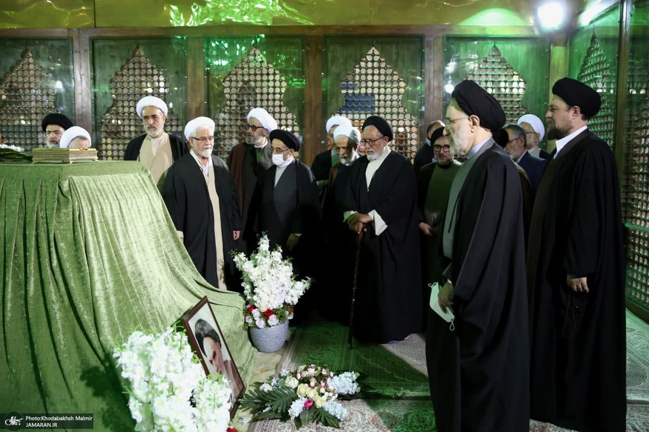 تجدید میثاق اعضای تشکل حامی فتنه با آرمان های امام!/خاتمی در داخل ضریح حرم!/حرم حضرت روح الله ملک شخصی سید حسن؟!+تصاویر تجدید میثاق اعضای تشکل حامی فتنه با آرمان های امام!/خاتمی در داخل ضریح حرم!/حرم حضرت روح الله ملک شخصی سید حسن؟!+تصاویر