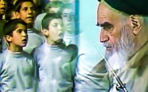 اجرای سرود بچه‌های آباده در محضر امام(ره)+فیلم