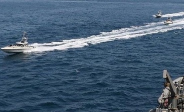 نزدیک‌ شدن خطرناک قایق‌های تندروی ایرانی به شناورهای جنگی آمریکا / شلیک منور اخطار