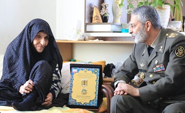 اهدای نشان فداکاری فرمانده کل ارتش به خانواده شهیدان امینی بیات