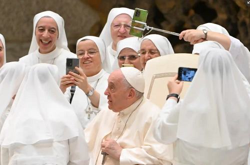 سلفی پاپ فرانسیس با مادران مقدس!