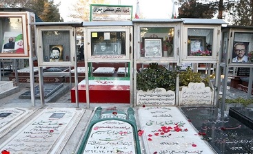 عطرافشانی مزار ۳۰ هزار شهید در تهران/ گلباران قبور شهدا در ۱۹ هزار گلزار شهید کشور
