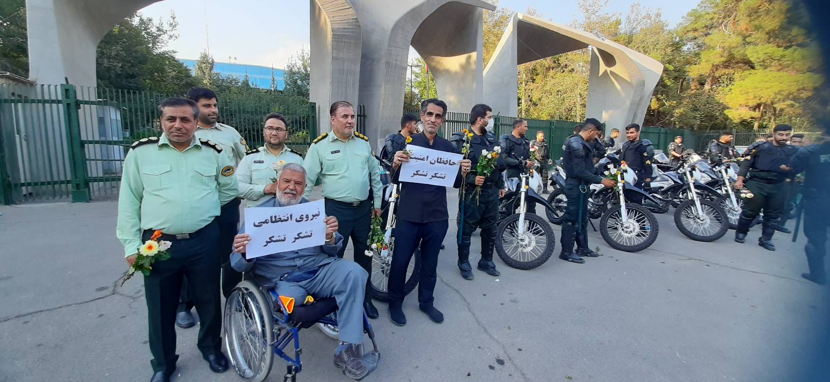 تشکر و قدردانی خانواده های شهدا و مردم تهران از حافظان امنیت/تصاویر