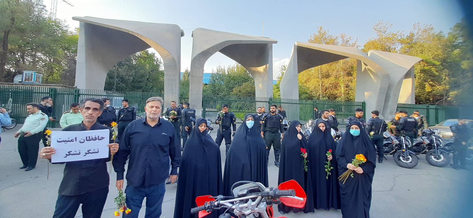 تشکر و قدردانی خانواده های شهدا و مردم تهران از حافظان امنیت/تصاویر