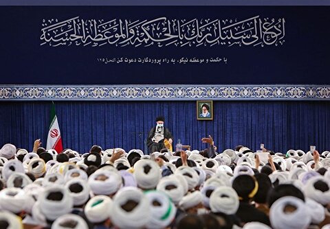 جمعی از مبلغان و طلاب حوزه‌های علمیه سراسر کشور با رهبر انقلاب دیدار کردند