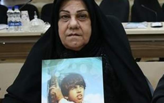 مادرِ شهید 13 ساله خرمشهری (بهنام محمدی) در آسایشگاه کهریزک مادرِ شهید 13 ساله خرمشهری (بهنام محمدی) در آسایشگاه کهریزک
