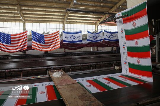 تولید پرچم‌های آمریکا و اسرائیل در کارگاهی در ایران!