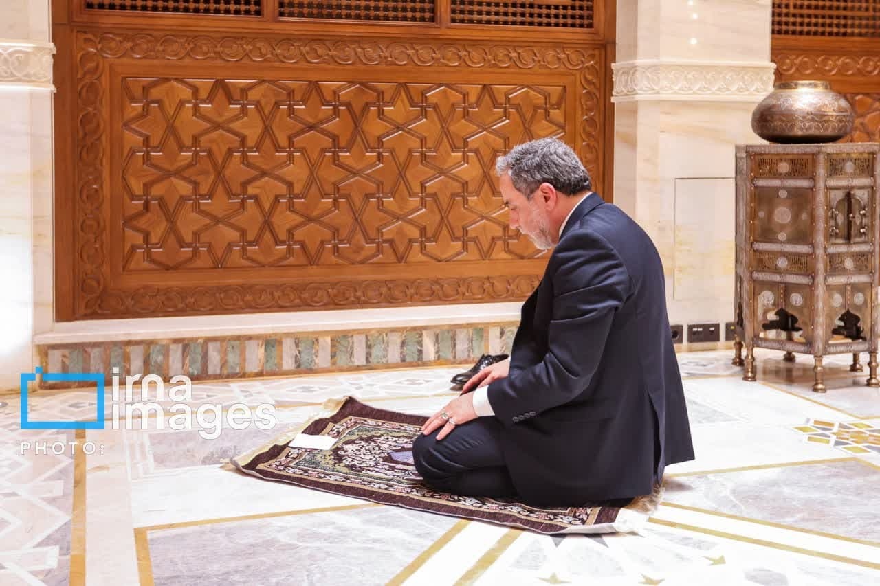 عکس/ نماز عراقچی در حاشیه اجلاس «دی ۸»