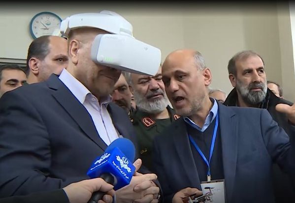 عکس: قالیباف با ماسک VR در دانشگاه سپاه