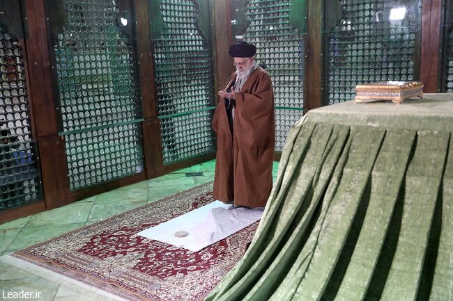 حضور رهبر انقلاب در مرقد امام (ره)