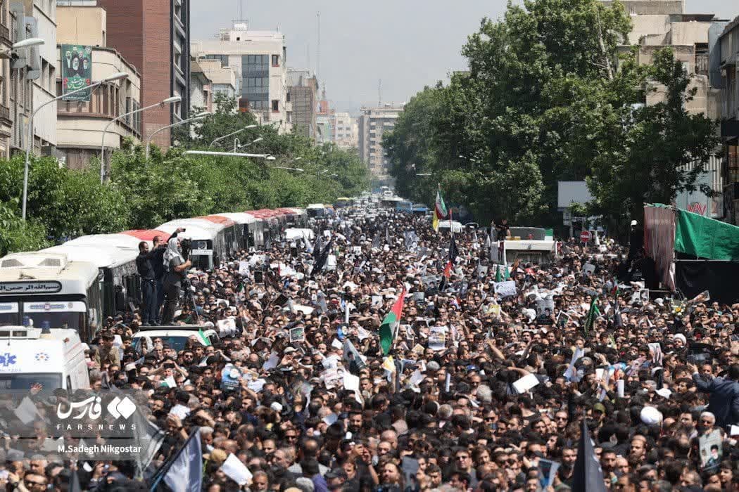 وداع و بدرقه غمگینانه مردم و مسئولان تهرانی با خدمتگزاران شهید