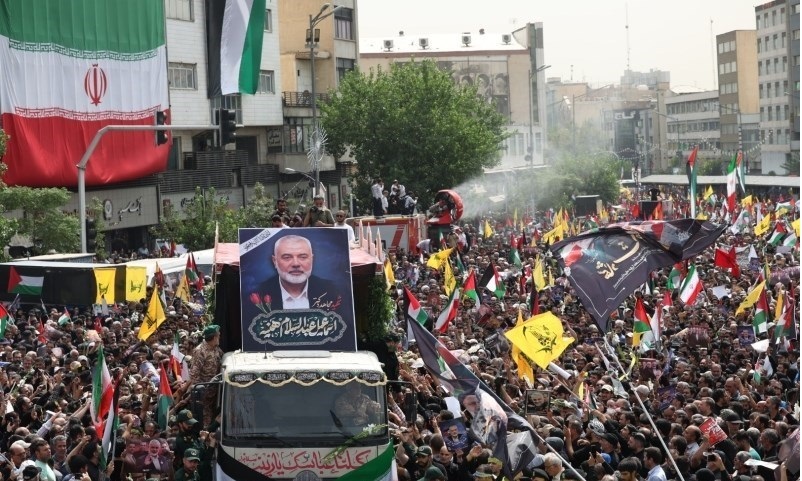 سنگ تمام مردم تهران در مراسم تشییع پیکر اسماعیل هنیه / اقامه نماز رهبر انقلاب بر پیکر شهید جبهه مقاومت