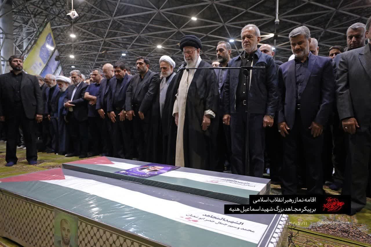 سنگ تمام مردم تهران در مراسم تشییع پیکر اسماعیل هنیه / اقامه نماز رهبر انقلاب بر پیکر شهید جبهه مقاومت