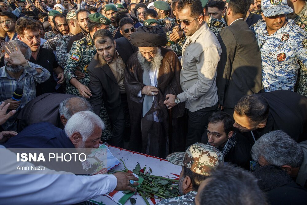 تصاویری سوزناک از خنچه عقد و مراسم حنابندان برای شهید استوار محمد مهدی شاهرخیفر تصاویری سوزناک از خنچه عقد و مراسم حنابندان برای شهید استوار محمد مهدی شاهرخیفر