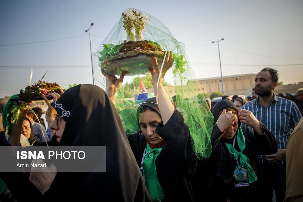 تصاویری سوزناک از خنچه عقد و مراسم حنابندان برای شهید استوار محمد مهدی شاهرخیفر تصاویری سوزناک از خنچه عقد و مراسم حنابندان برای شهید استوار محمد مهدی شاهرخیفر