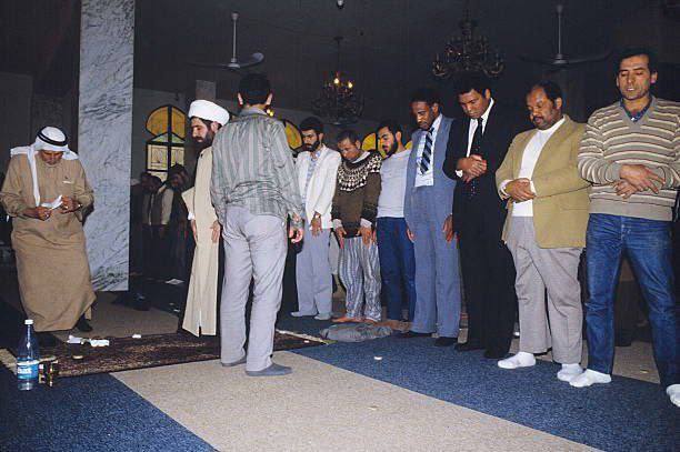 نمازخواندن «محمدعلی کلی» به امامت «شیخ نعیم قاسم» دبیرکل جدید حزبالله نمازخواندن «محمدعلی کلی» به امامت «شیخ نعیم قاسم» دبیرکل جدید حزبالله