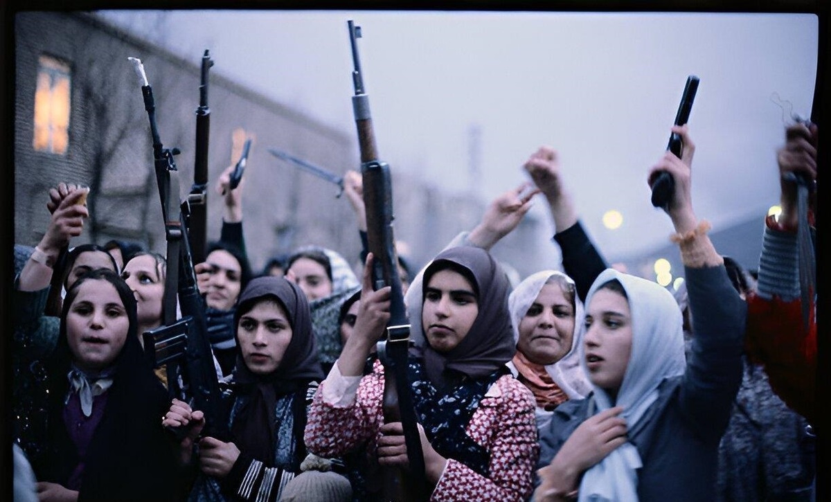 عکس| اول انقلاب در کردستان با حضور میشل ستبون سال ۱۳۵۸ عکس| اول انقلاب در کردستان با حضور میشل ستبون سال ۱۳۵۸