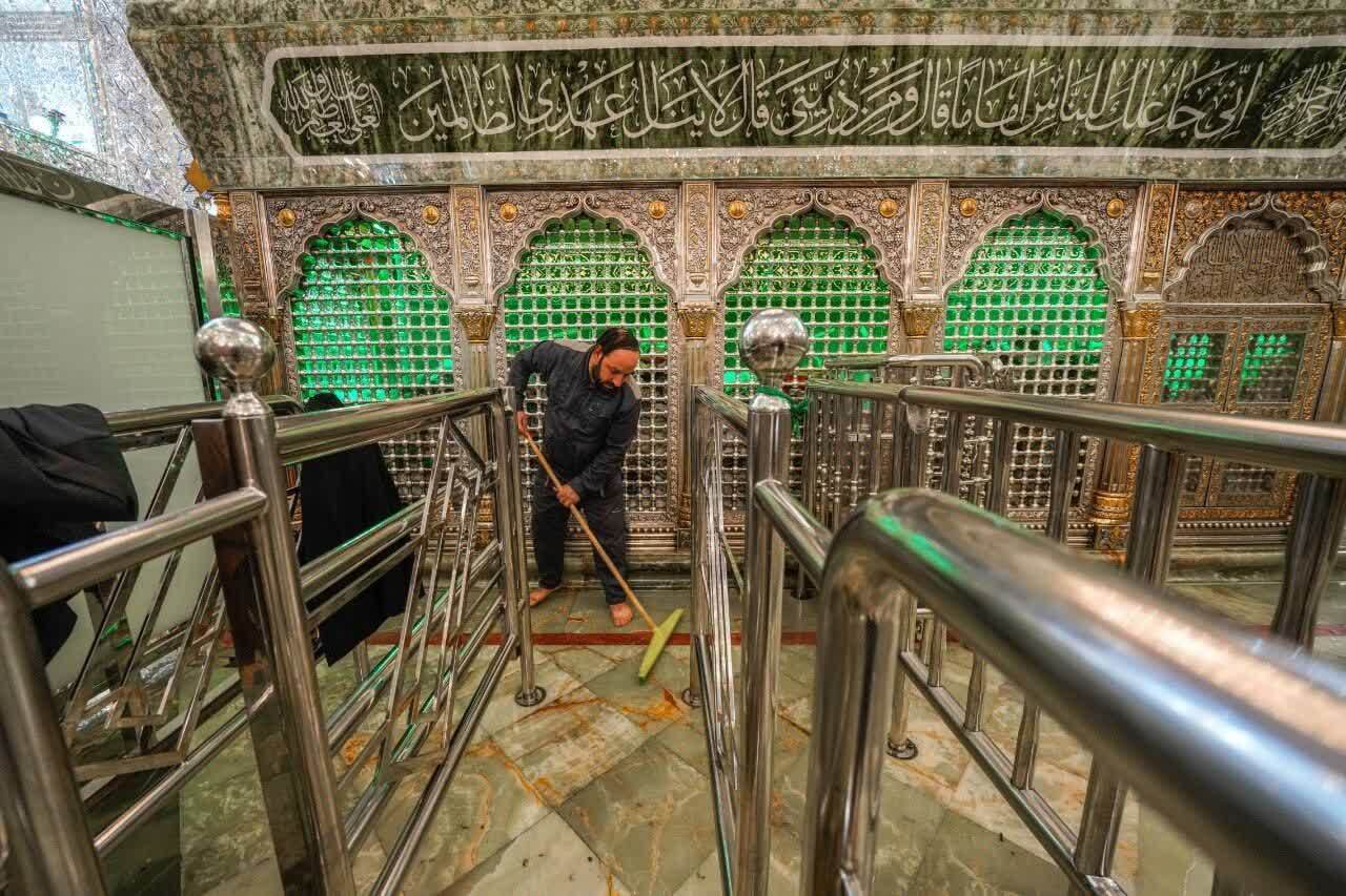 غبارروبی ضریح مطهر علوی در آستانهٔ میلاد امیرالمؤمنین (ع)