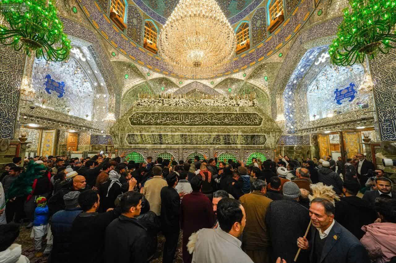 غبارروبی ضریح مطهر علوی در آستانهٔ میلاد امیرالمؤمنین (ع)