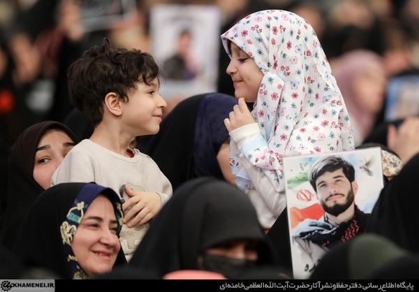 دیدار خانواده شهدای اقتدار با رهبر انقلاب در روز میلاد امیرالمومنین علیه&zwnj;السلام