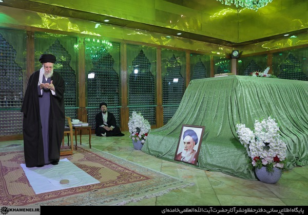 رهبر انقلاب در مرقد مطهر امام راحل(ره) حضور یافتند