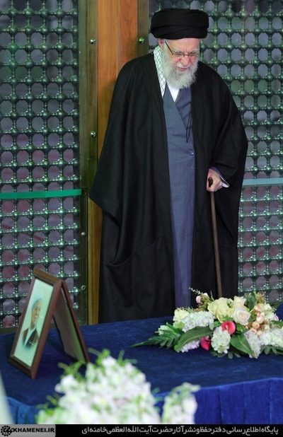 آغاز جشن&zwnj;های چهل&zwnj;وهفتمین سالگرد پیروزی انقلاب اسلامی با حضور حضرت آیت&zwnj;الله خامنه&zwnj;ای در حرم مطهر حضرت امام خمینی(ره)